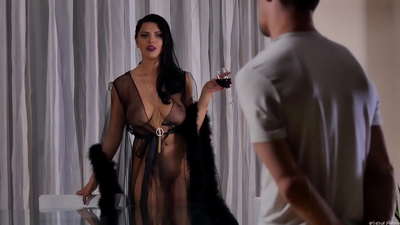 D'Slut Kira Queen huet hiren Noper op Téi invitéiert an hien um Iessdësch gefickt